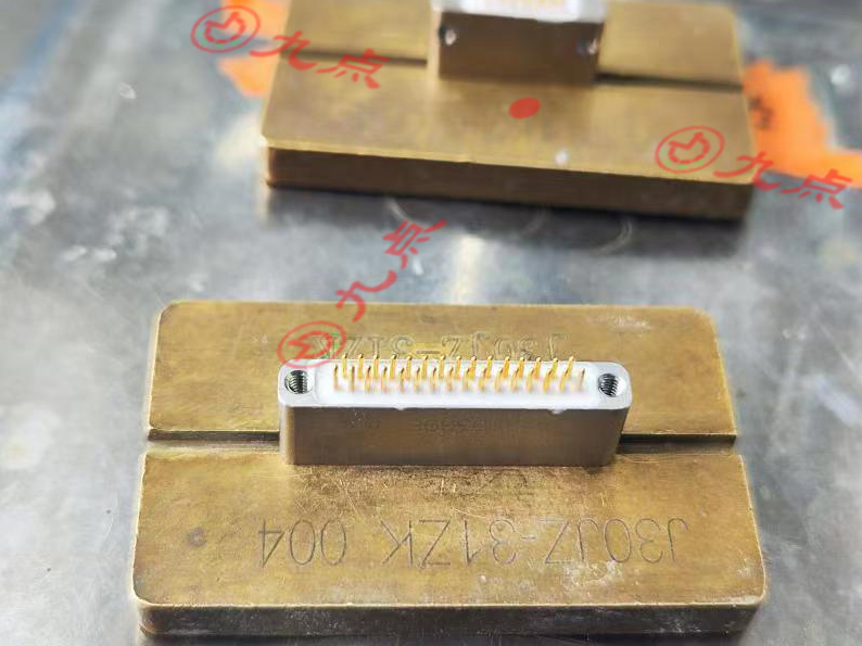 金屬灌封用膠方案-九點耐180℃高溫透明環氧灌封AB膠強度高效果好