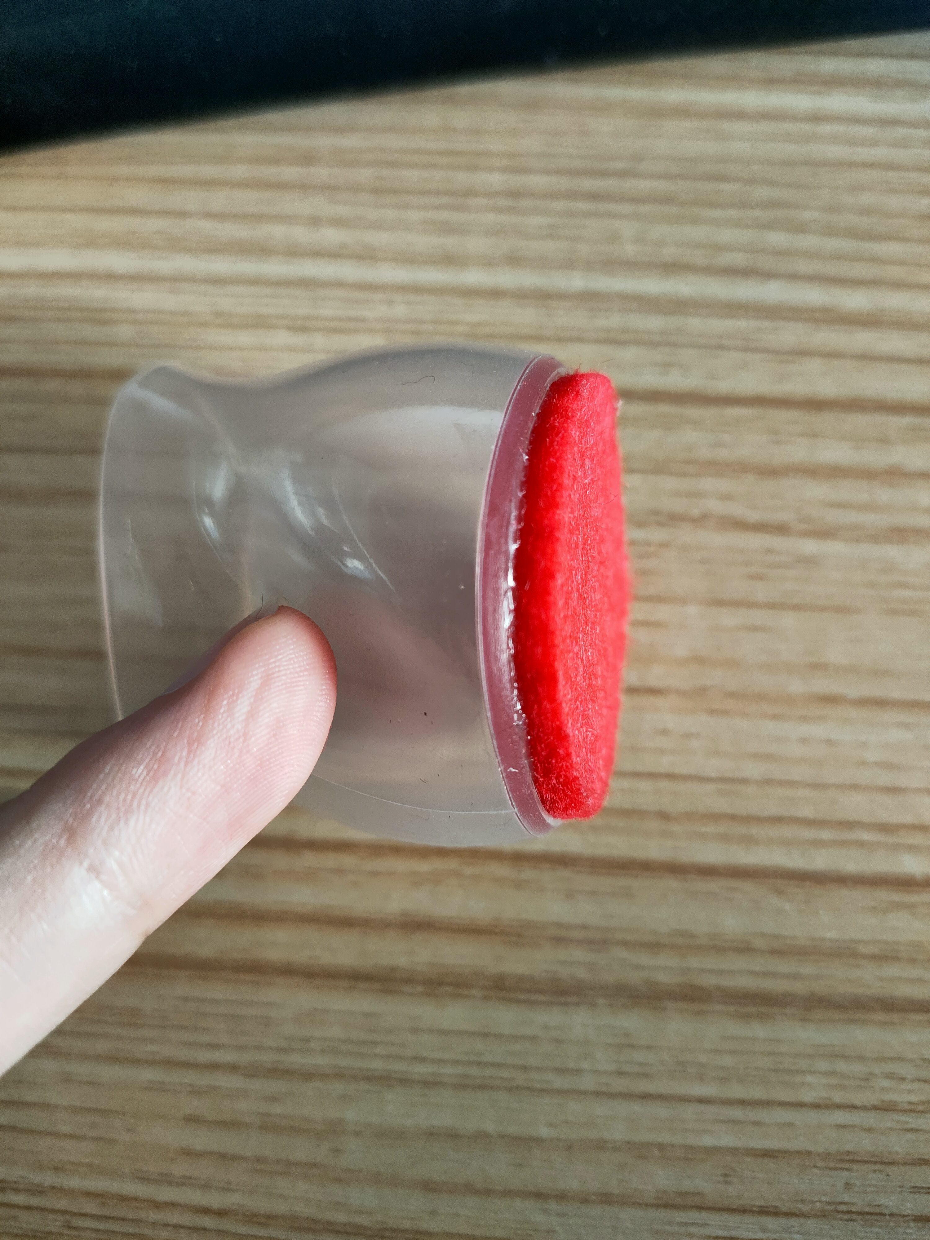 硅膠桌椅腳套粘毛粘用什么膠水-九點(diǎn)硅膠專用膠水案例